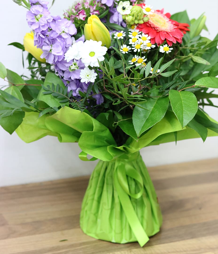 Dekorative Schnittblumen im Verkaufsdisplay